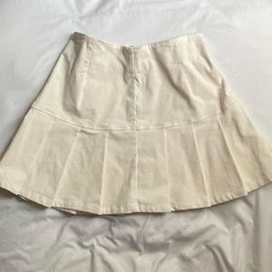 Crème pleated skirt with zipper and latch ♥︎